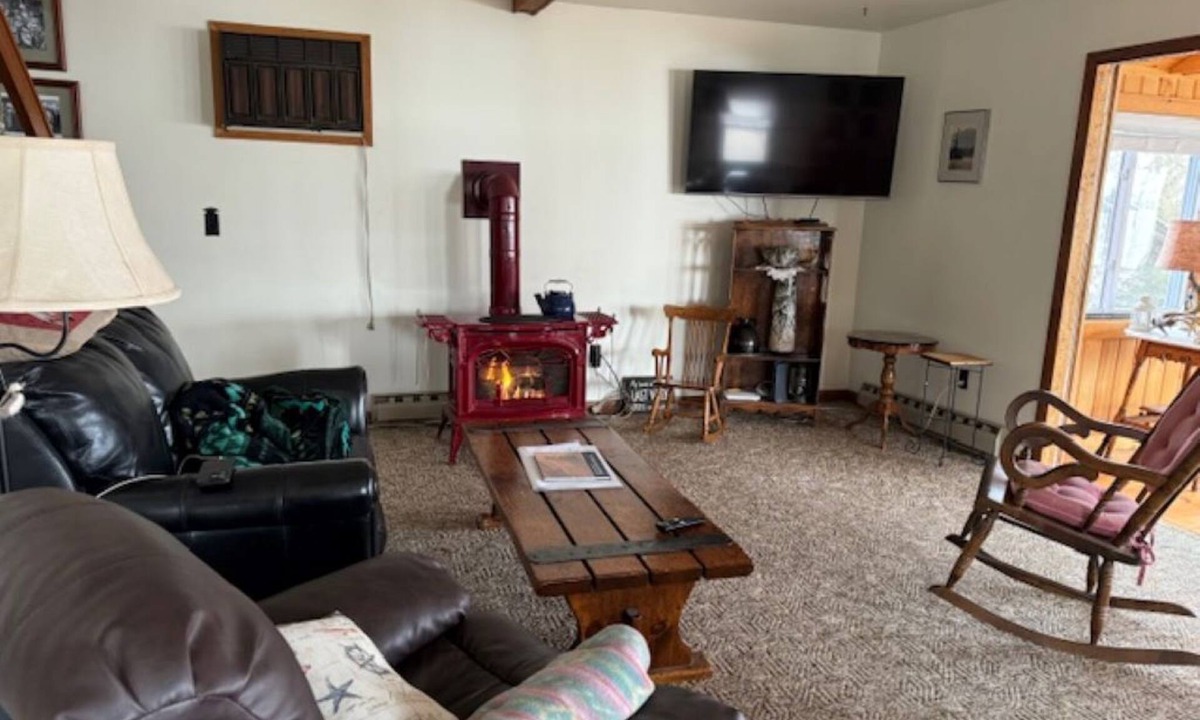 Crown Point House | Cozy cottage on Lake Champlain. 5 mins from Historic Site and Champlain Bridge.