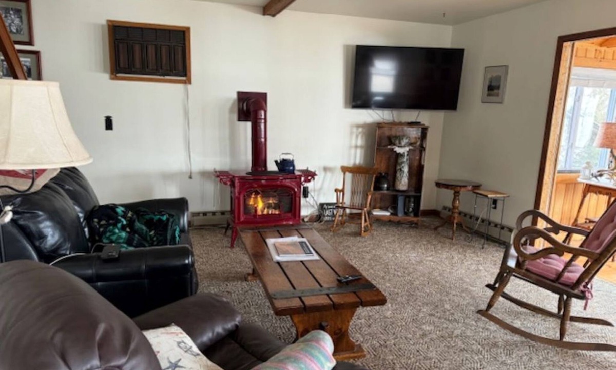 Crown Point House | Cozy cottage on Lake Champlain. 5 mins from Historic Site and Champlain Bridge.