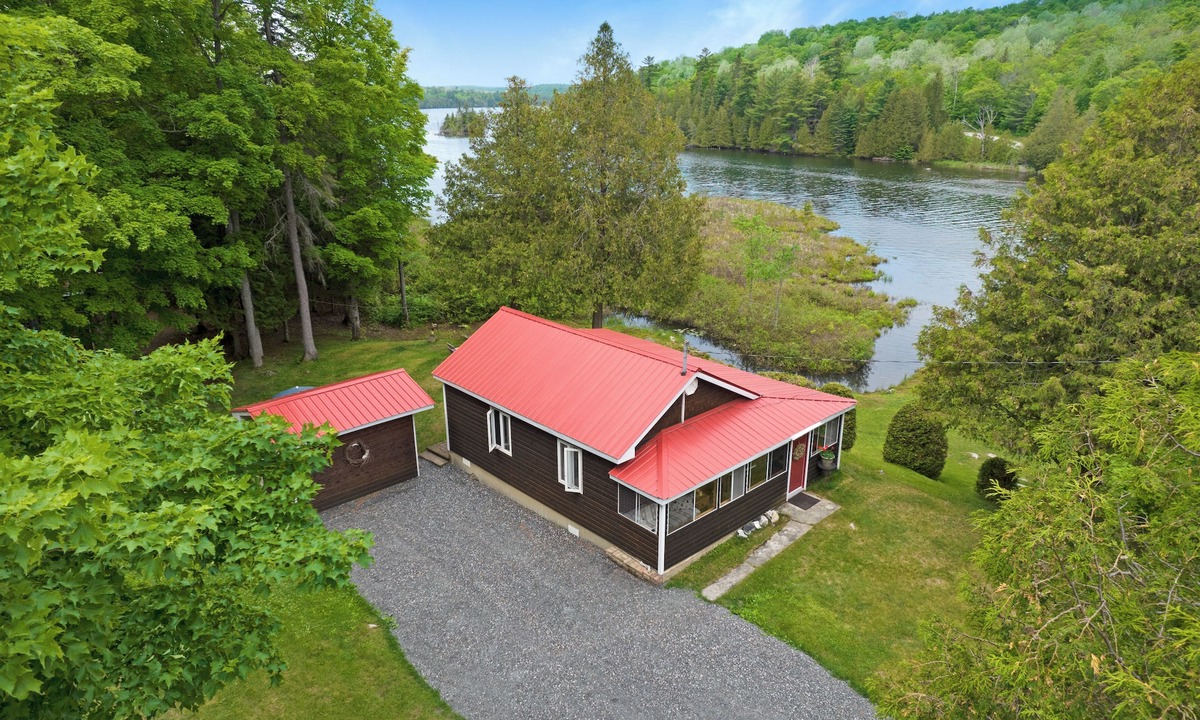 North Frontenac Cottage | Cozy cottage on the lake