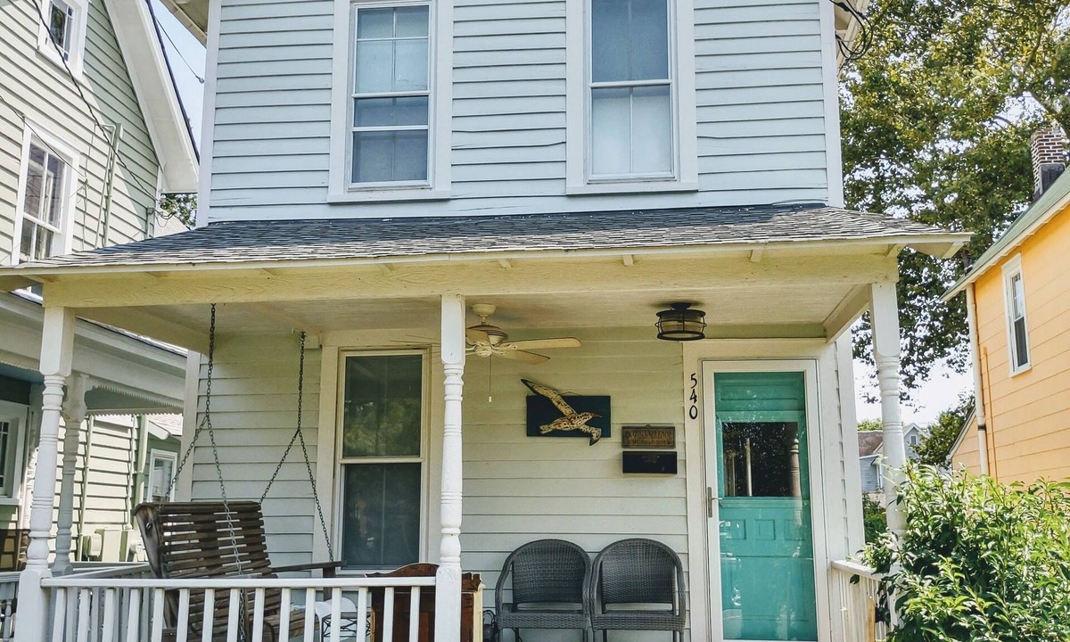 Cape Charles House | Cozy Cottage - quaint and comfy - 5 blocks to the beach, 1 block to Mason Ave.