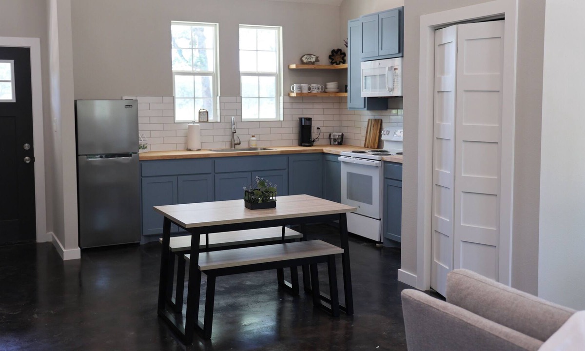 Zavalla Cottage | Cozy cottage situated on 8 acres of private land- 5 minutes from the lake!