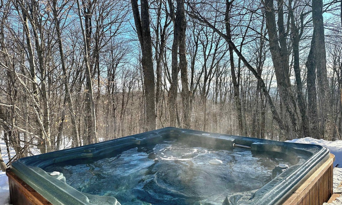 Morin Heights Cottage | Cozy Cottage Spa and fireplace