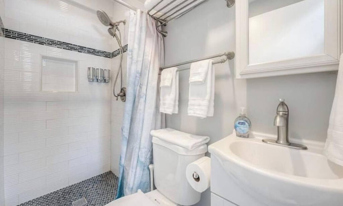 Central Mission Beach Cottage | Cozy Cottage Studio steps to the sand!