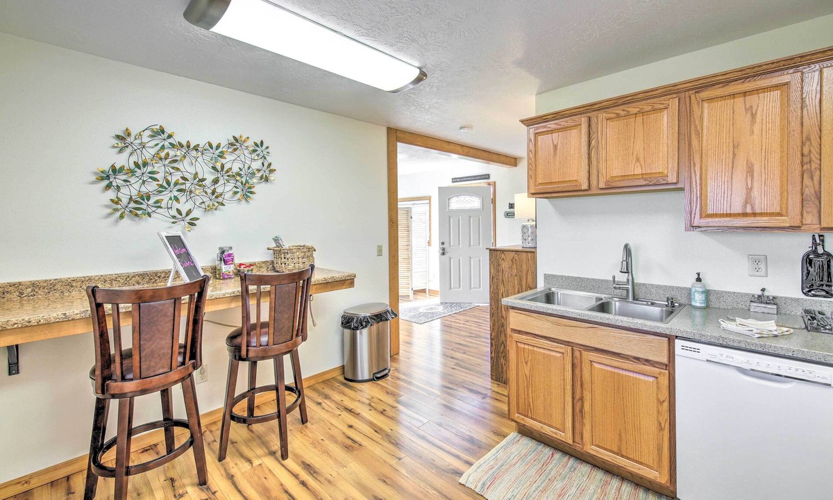 Grantsdale Cottage | Cozy Cottage Studio: Stunning Mountain Views!