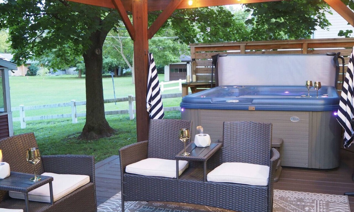 La Salle House | Cozy Cottage w/Hot Tub, 75` TV, Games, Kitchen
