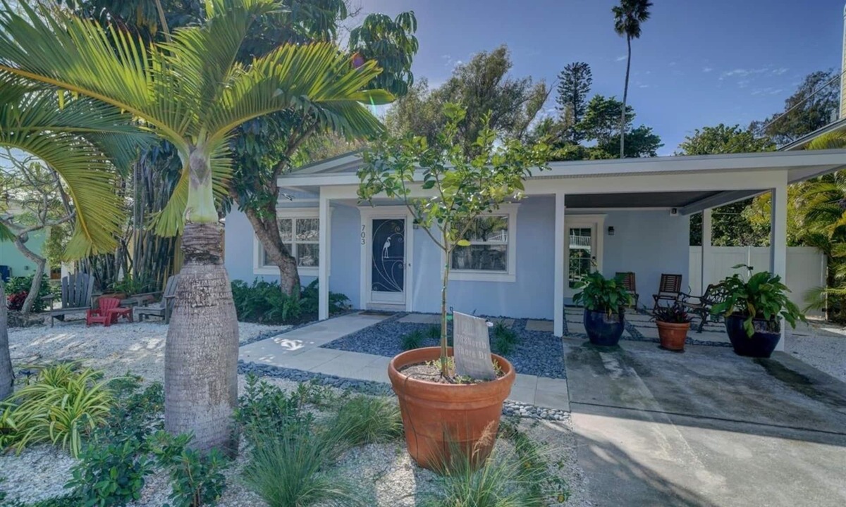 Anna Maria Cottage | Cozy Cottage w private Beach Access,AC&WiFi -Quiet North End AMI. Tropical Oasis