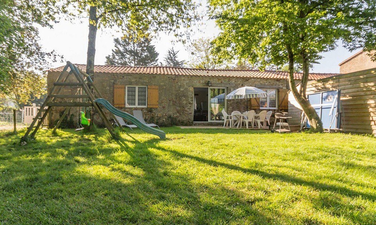 Port-Saint-Pere Cottage | Cozy cottage with garden and shared pool