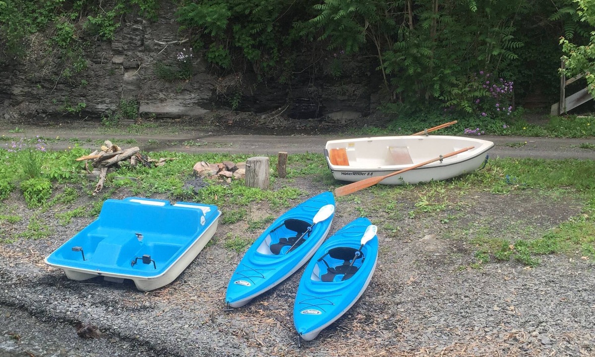 Valois Cottage | Cozy Cottage with 45' Lake Frontage and Kayaks