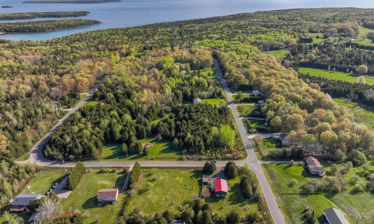 Tobermory House | Cozy Cottage with AC In Tobermory