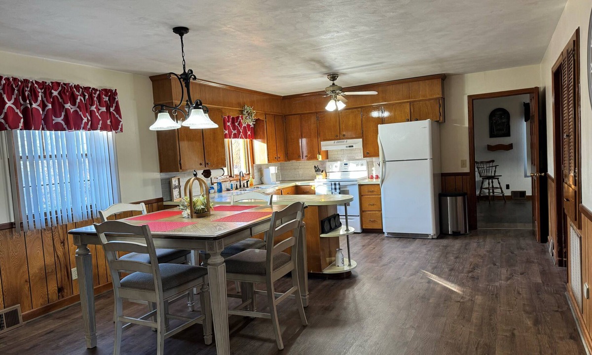 Redwood House | Cozy Cottage with Pool Table!