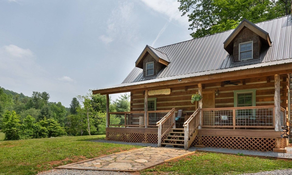 Hendersonville Cabin | Cozy Country Cabin, Near Waterfalls & Downtown