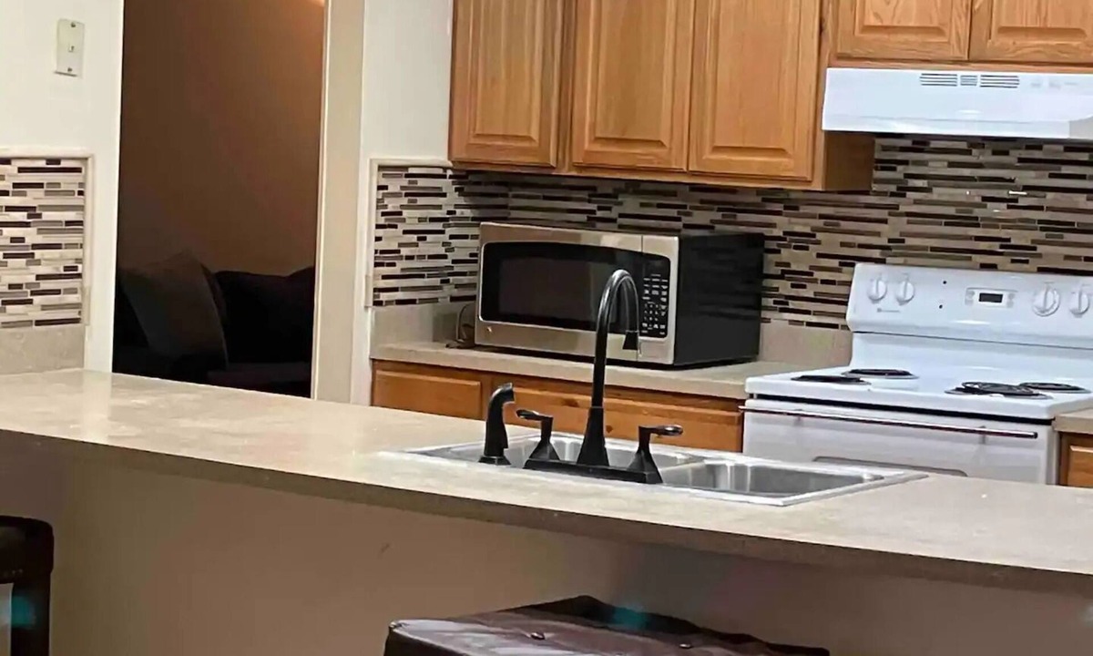 Bearss Plaza House | Cozy Country & Contemporary