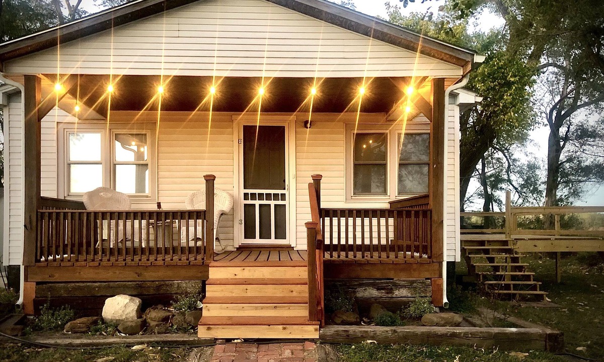 Hutchinson House | Cozy Country Cottage is family friendly, small taste of country close to town.
