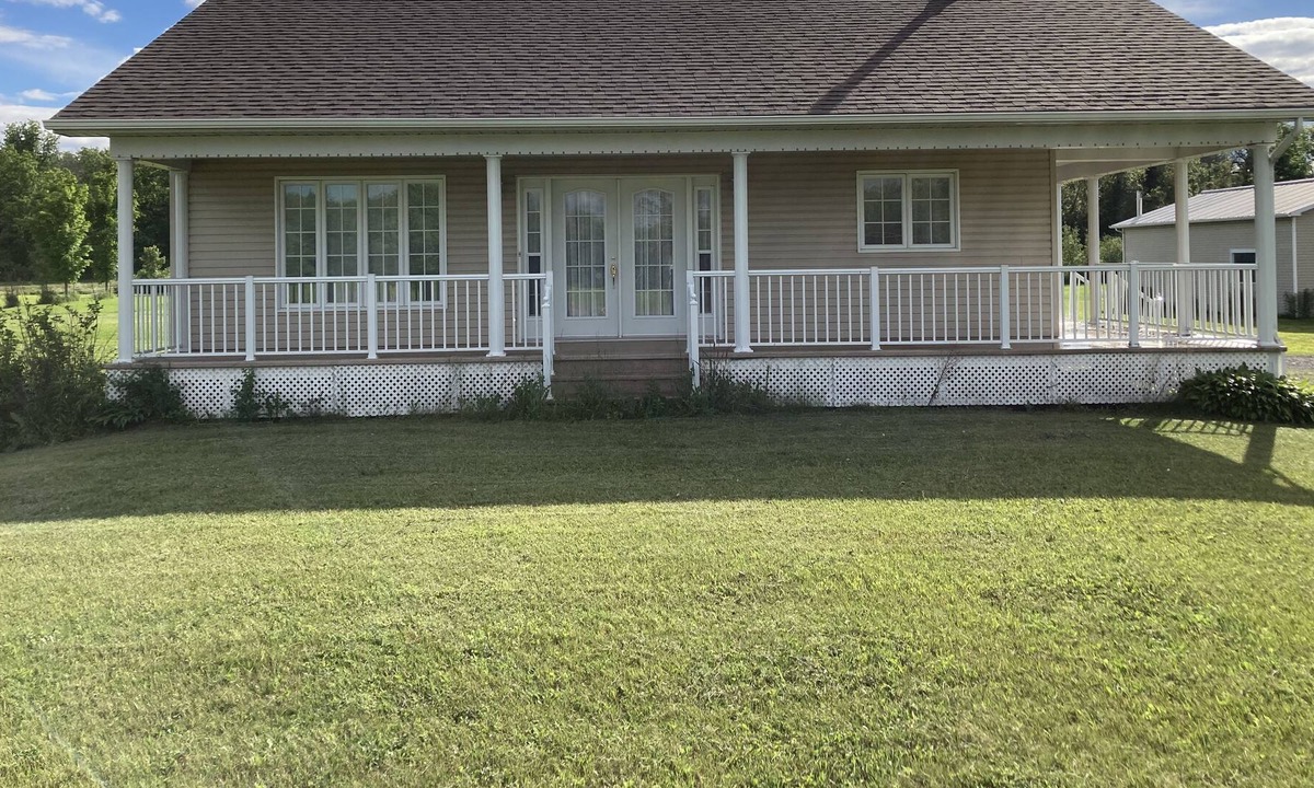 North Glengarry House | Cozy Country Getaway
