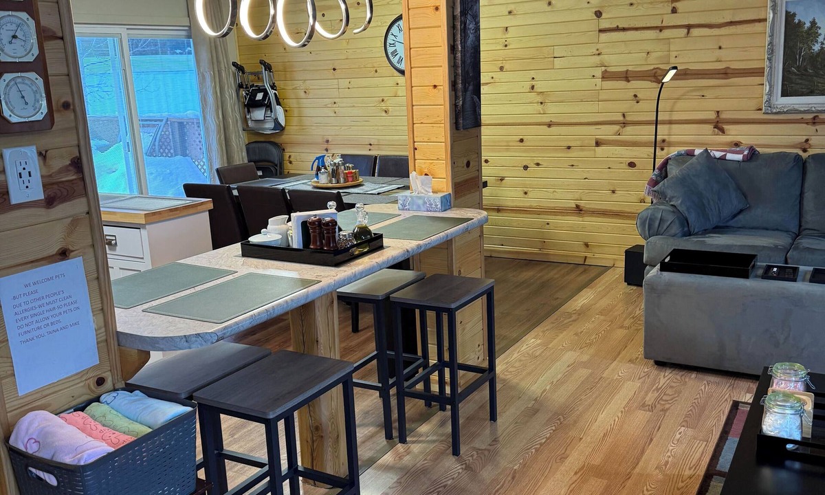 Thunder Bay House | Cozy Country Inn-country in the City. 3 bdm 2 bath home- renovated like new.n