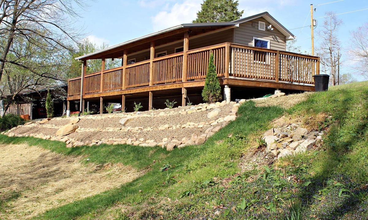 Lucas House | Cozy Cove. A cozy one bedroom tiny home.