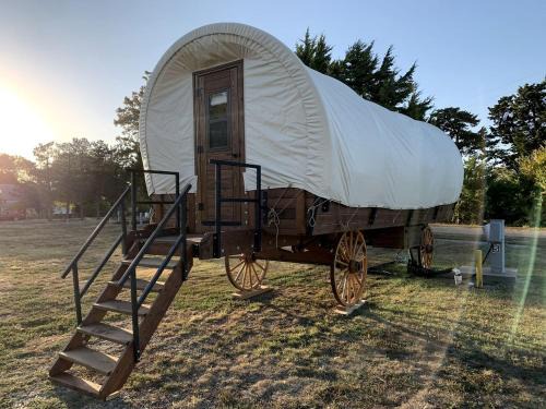 Beaumont House | Cozy Covered Wagon for a Unique Glamping Experience in Beaumont, Kansas