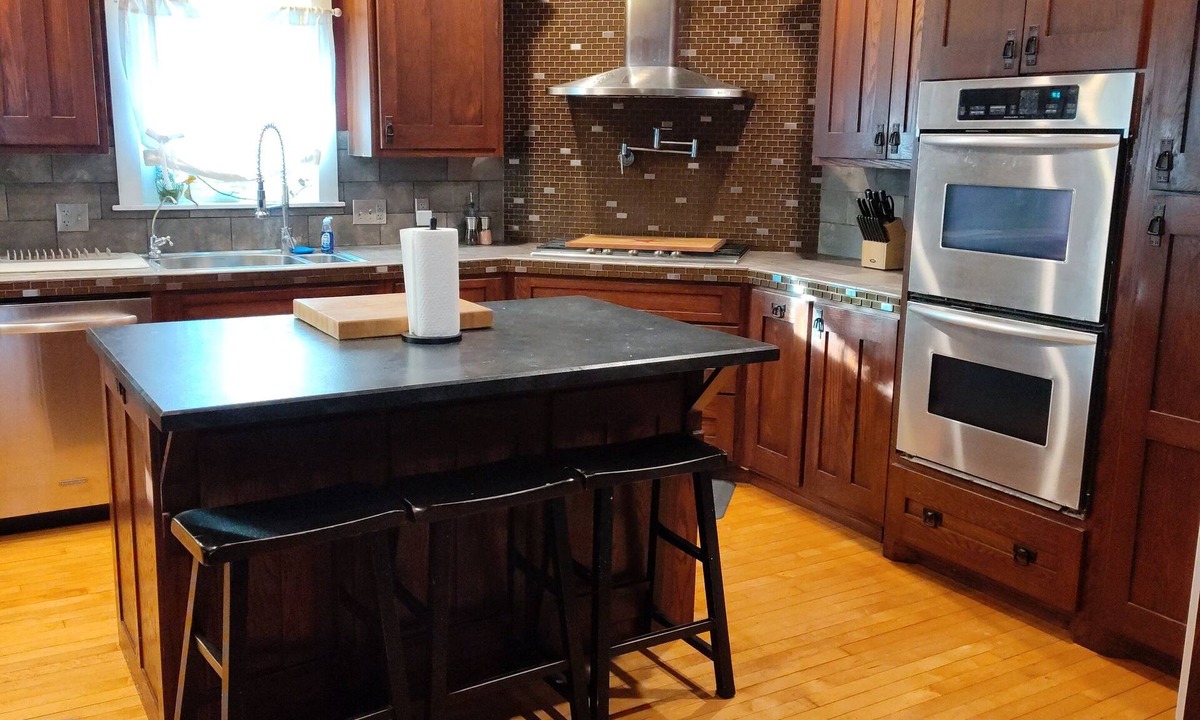 Enid House | Cozy Craftsman Home in the heart of Enid. Close to shopping, Vance AFB, Downtown