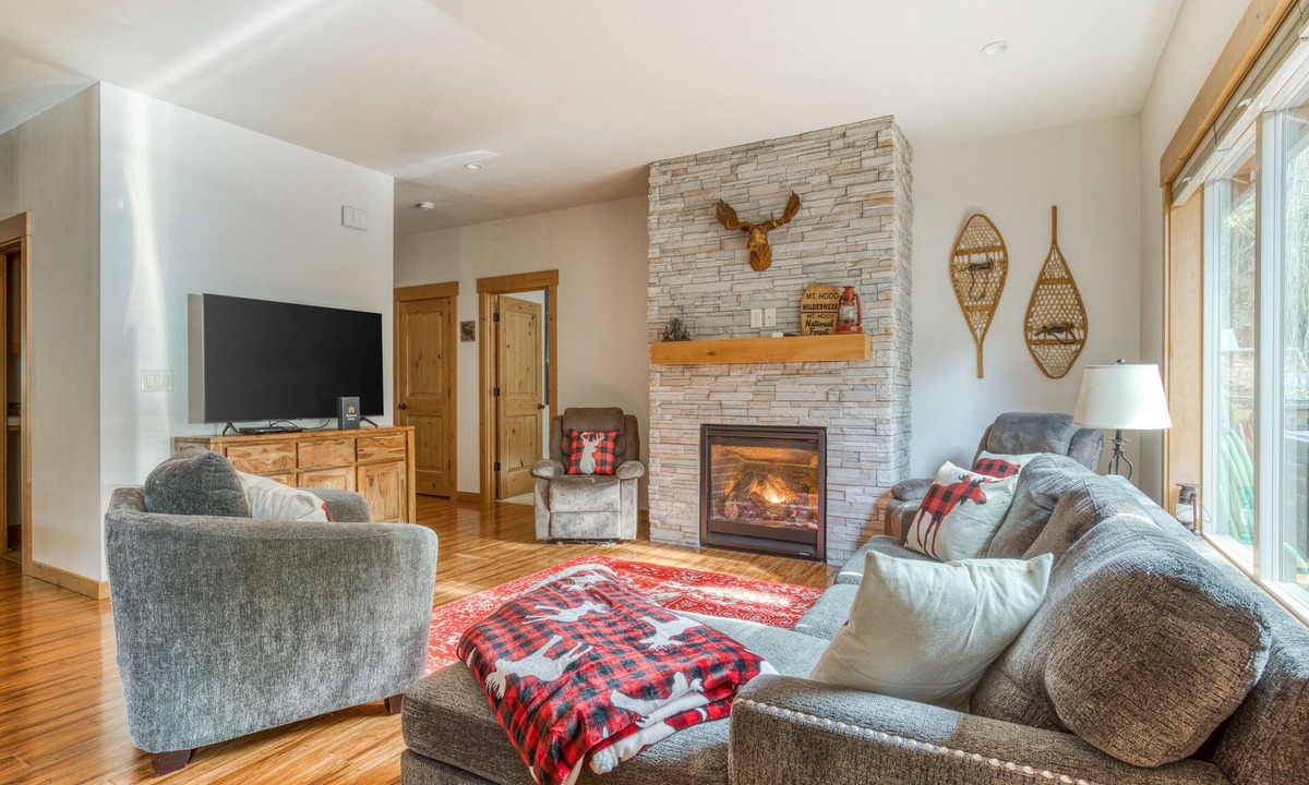 Welches House | Cozy creekfront home with Ping-Pong table, firepit & deck Dog-Friendly!