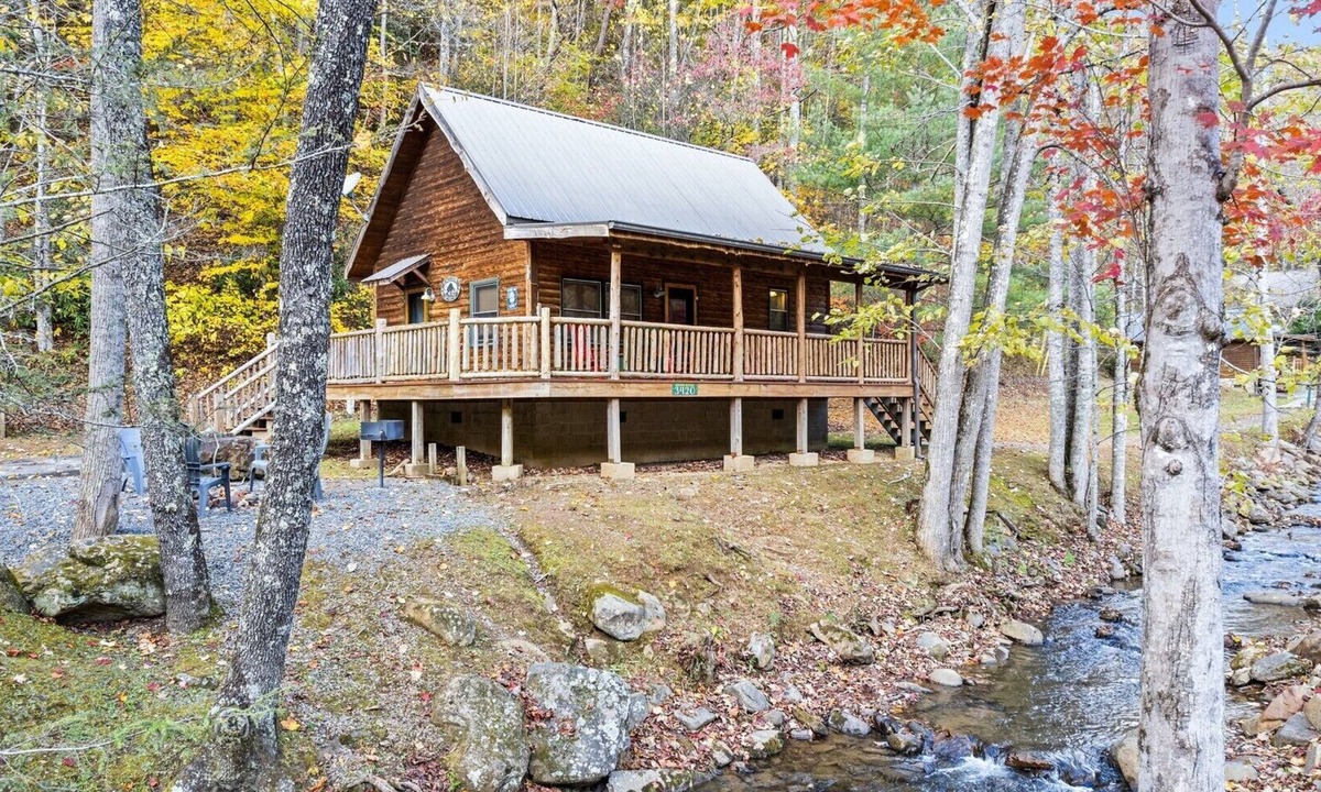 Bryson City Cabin | Cozy Creekside Cabin just a few steps from Lands Creek!
