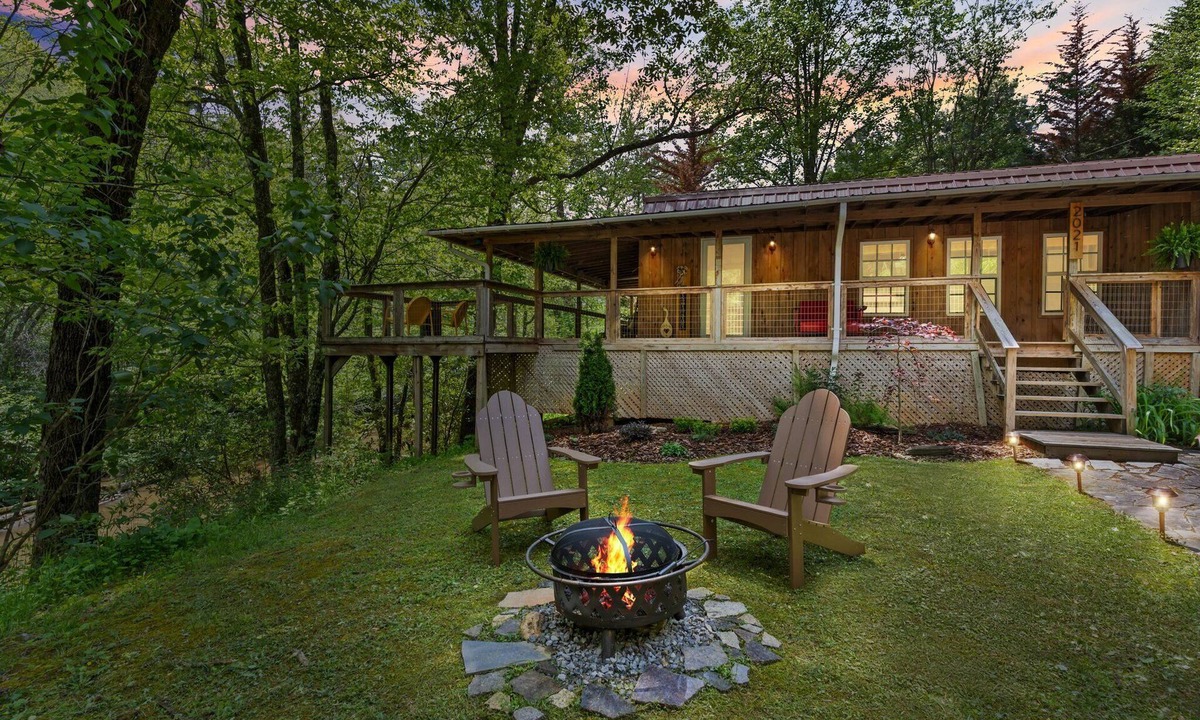 Hillsville Cabin | Cozy creekside cabin w/private outdoor sauna and covered deck overlooking creek