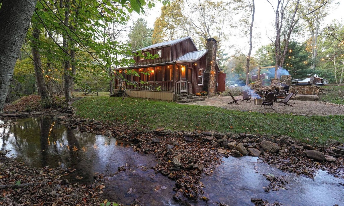 Rector Cabin | Cozy Creekside Cabin + Walking Trails