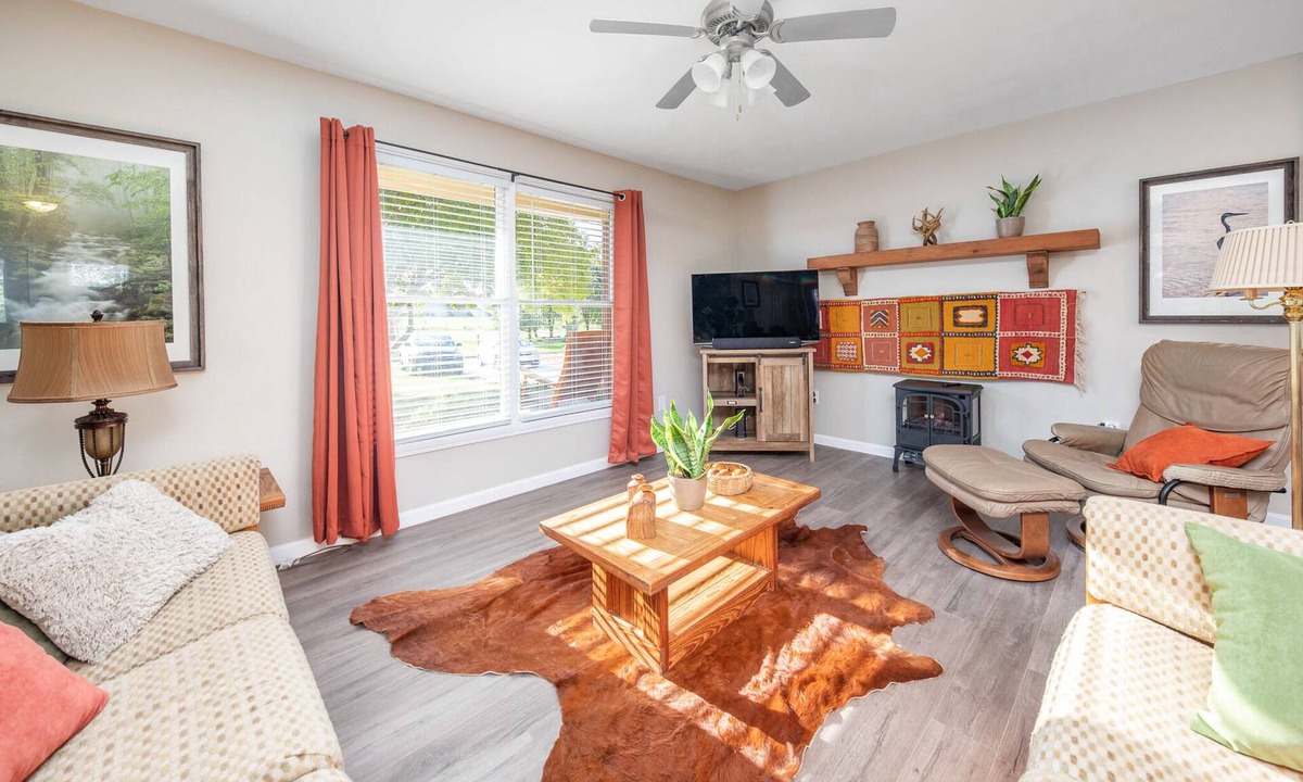 Hamilton House | Cozy, Creekside Cottage