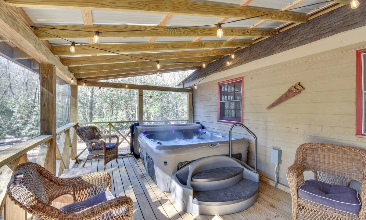 Sautee Nacoochee Cottage | Cozy Creekside Mountain Escape w/Hot Tub!