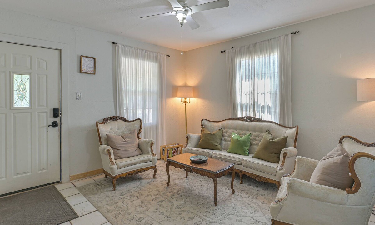 Crystal City House | Cozy & Cute Crystal City Home: Shaded Deck w/BBQ