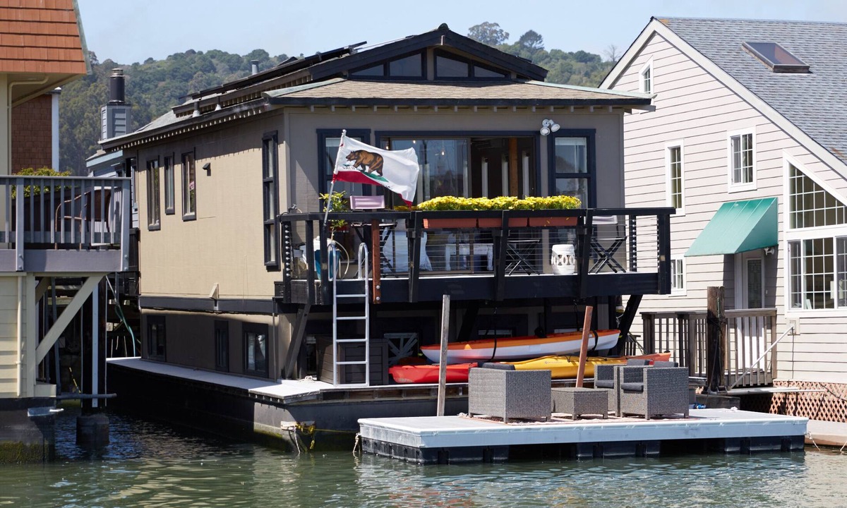 Marin City Boat Rental | Cozy & Cute Sausalito Boathouse