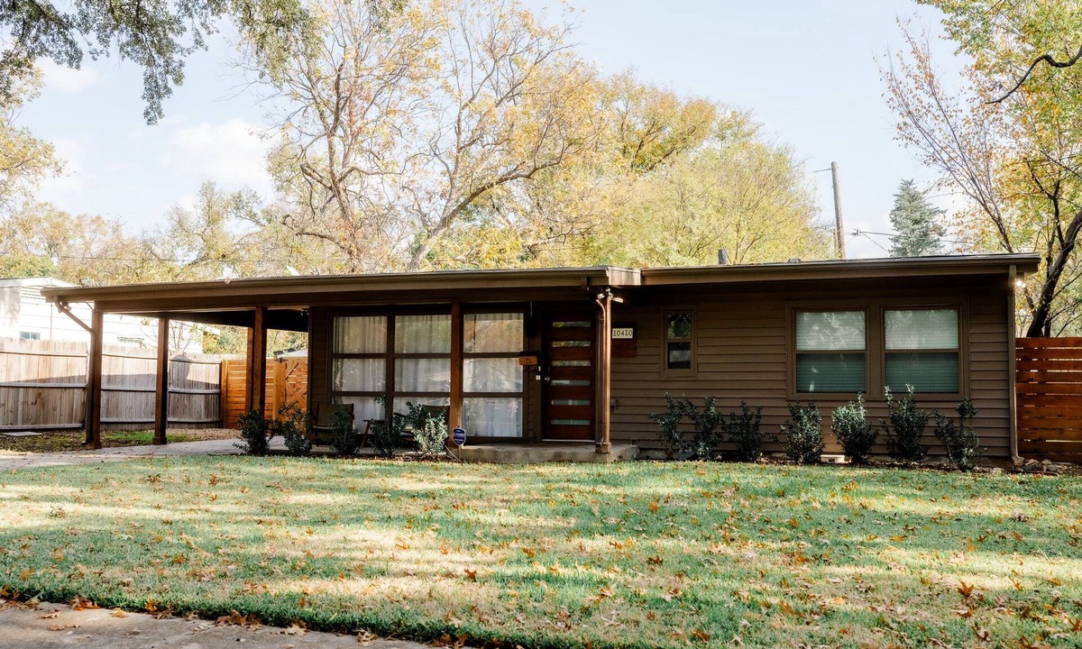 Dallas House | Cozy Dallas 3BR Home w/Grill + Yard | by Nell Homes