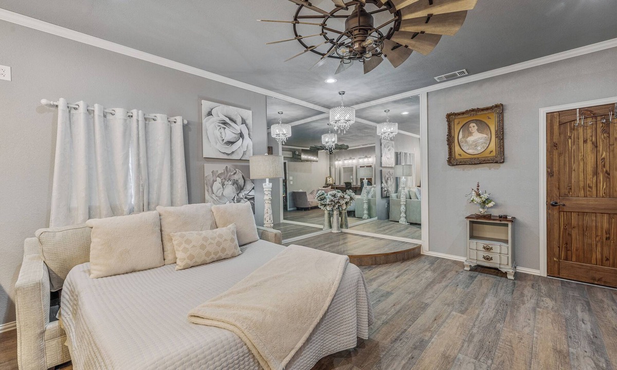 Dennis Cabin | Cozy Darlin' Suite on the River