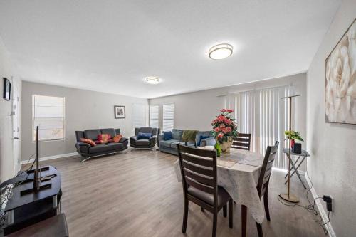 George Bush Park/Eldridge Apartment | Cozy, Dedicated Workspace, Fast Wi-Fi Apartment