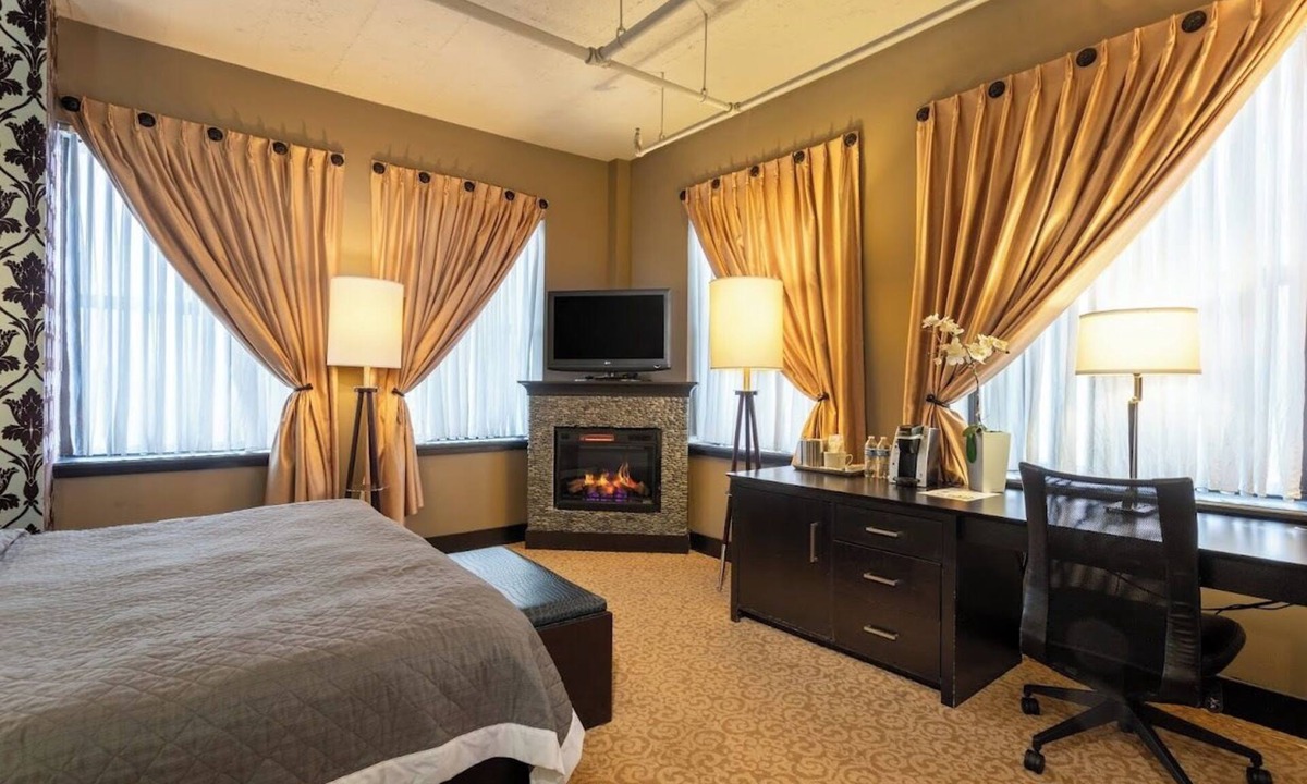 Downtown Niagara Falls Hotel | Cozy Deluxe King room in fabulous Niagara Falls with fitness center ,free WiFi