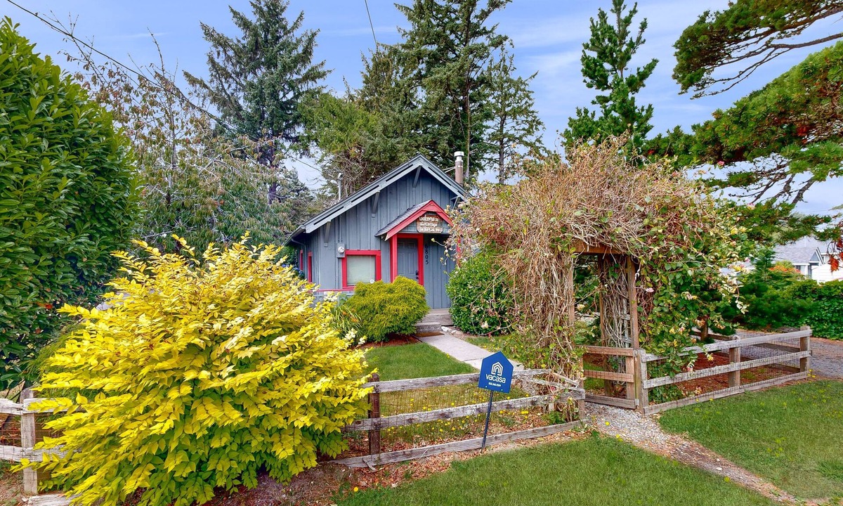 Gleneden Beach Cabin | Cozy dog-friendly home with beach access, firepit & streaming