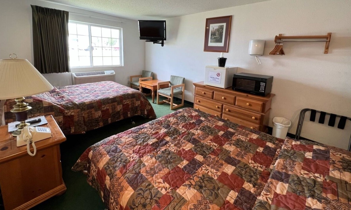 Red Bud Bed & Breakfast | Cozy Double Queen Economy Room with Free Breakfast
