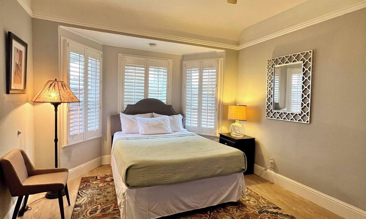 Burlingame Bed & Breakfast | Cozy Downtown Burlingame Apt. | Easy Parking | 1/1