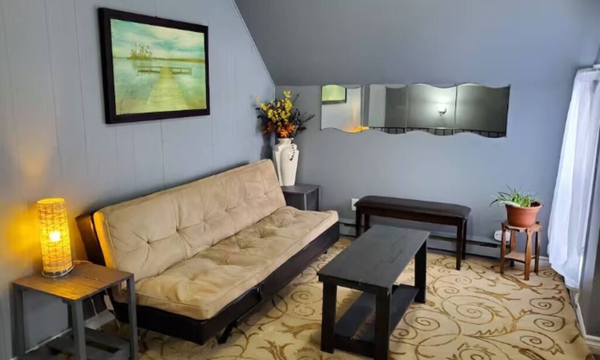 Sudbury Apartment | Cozy downtown upper level private apartment