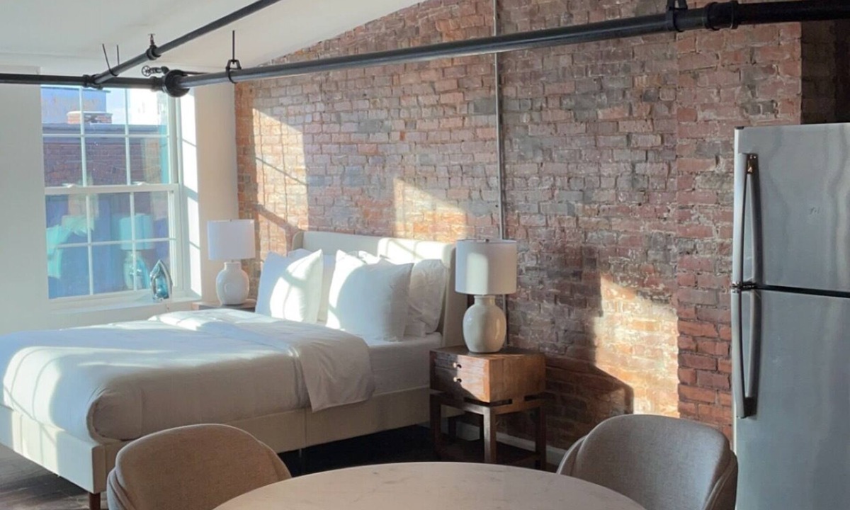 Utica Apartment | Cozy downtown loft close to Wynn & Nexus