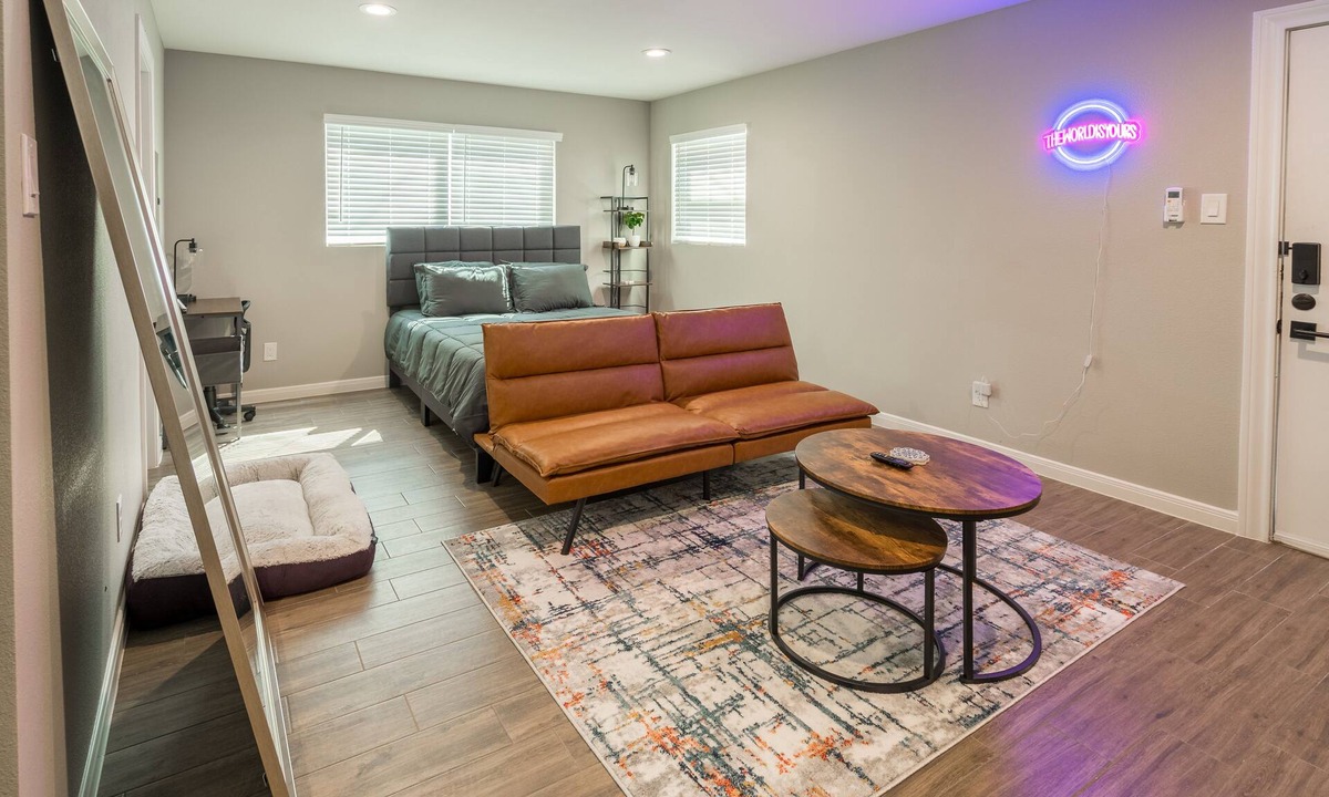 Montrose Apartment | Cozy Downtown, Montrose Studio!nFree parking !