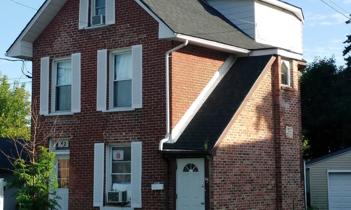 Sunnyside Apartment | Cozy downtown one bedroom free parking