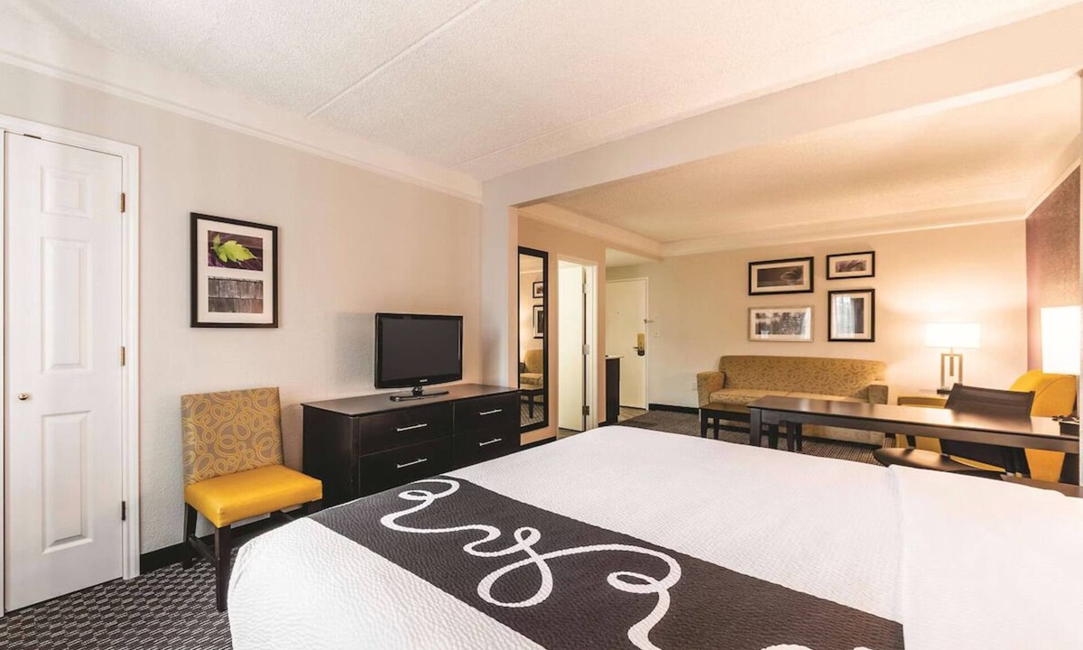 Arsenal Hotel | Cozy Downtown Retreat - Steps from The Alamo & River Walk Adventures