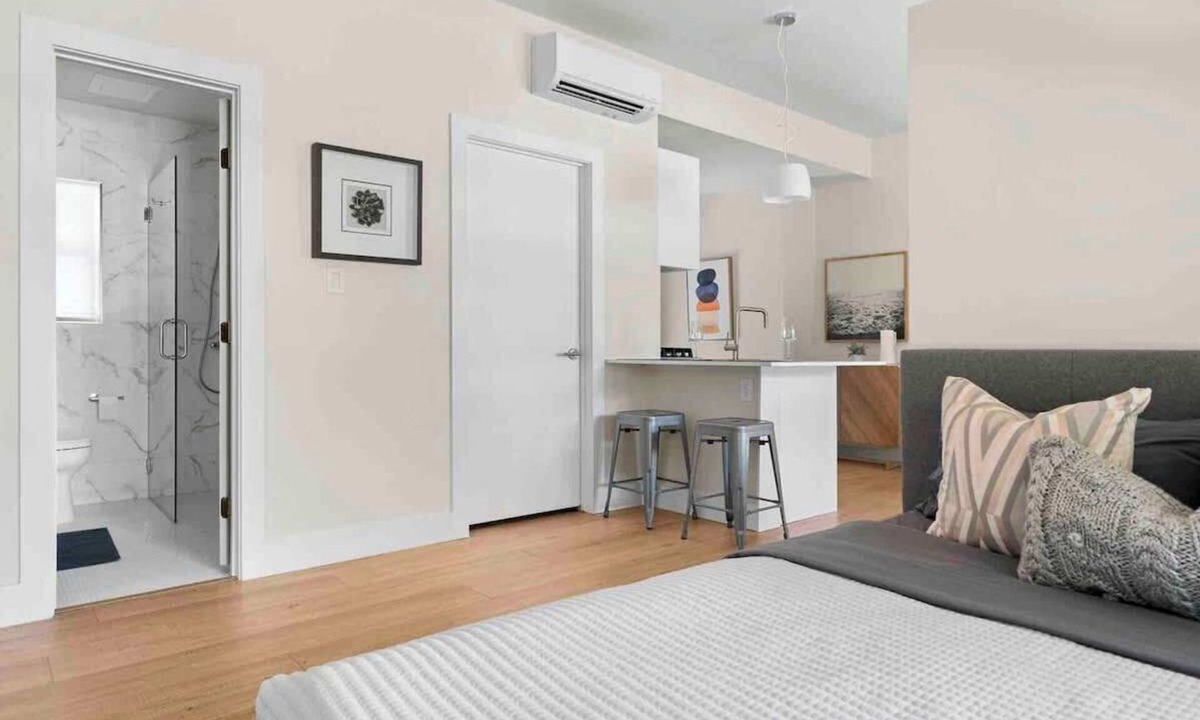 West Campus Apartment | Cozy Downtown Studio - near UT