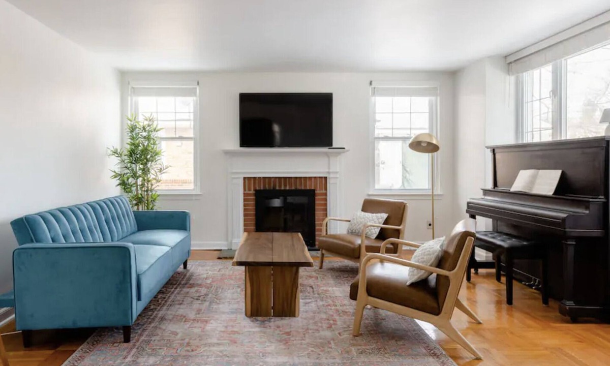 Ardmore House | Cozy, Driveway, & Convenient Trains