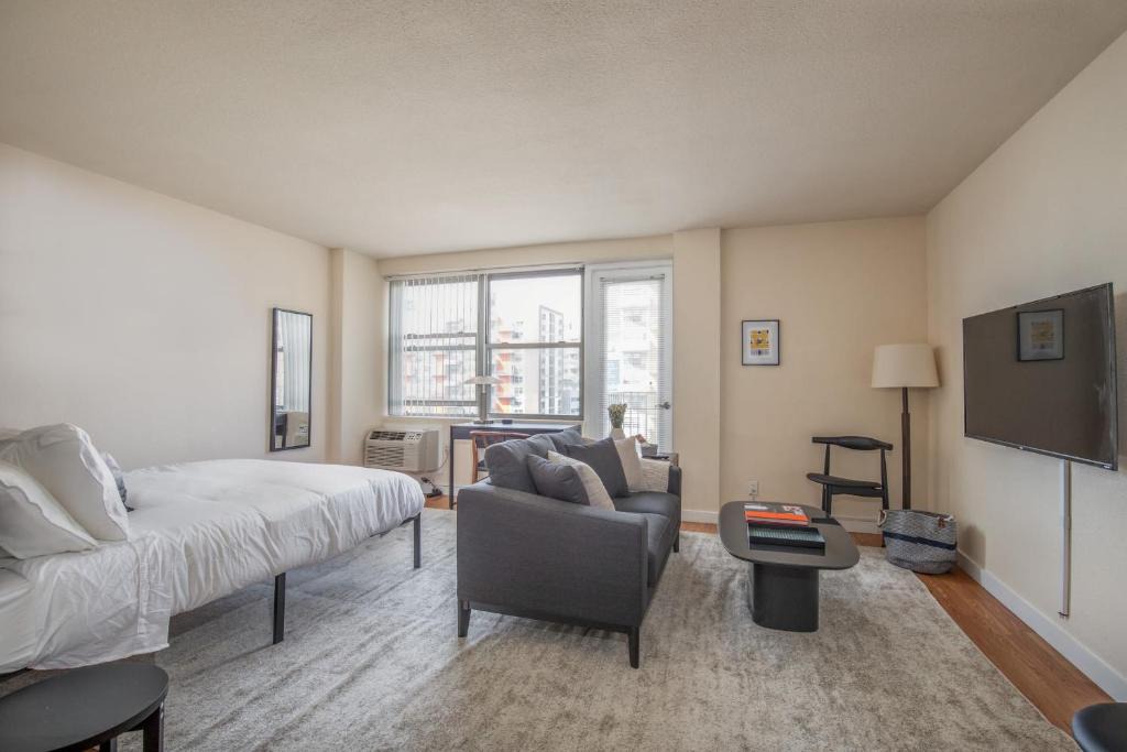 Downtown West Apartment | Cozy DT Studio with Balcony by Zencity