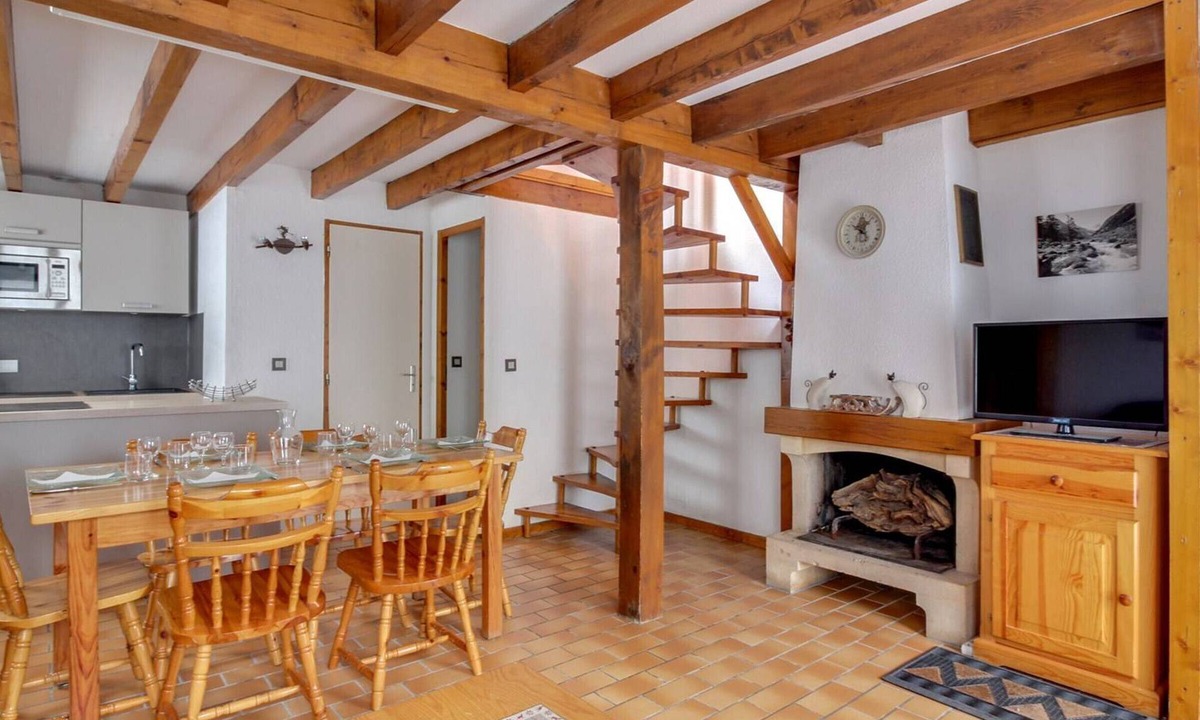 Cauterets House | Cozy Duplex Chalet for 7 with Terrace, Ski Storage & Parking near Gondola