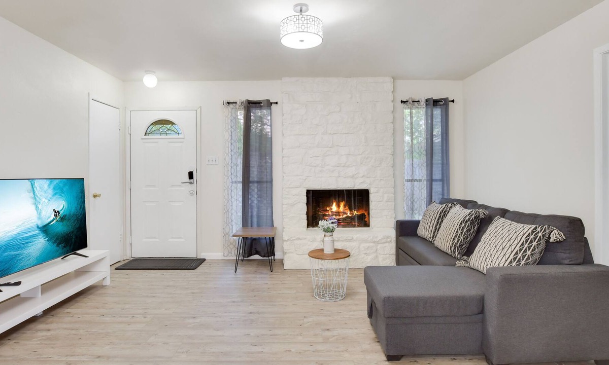Scofield Farms House | Cozy duplex home close to domain- Great location