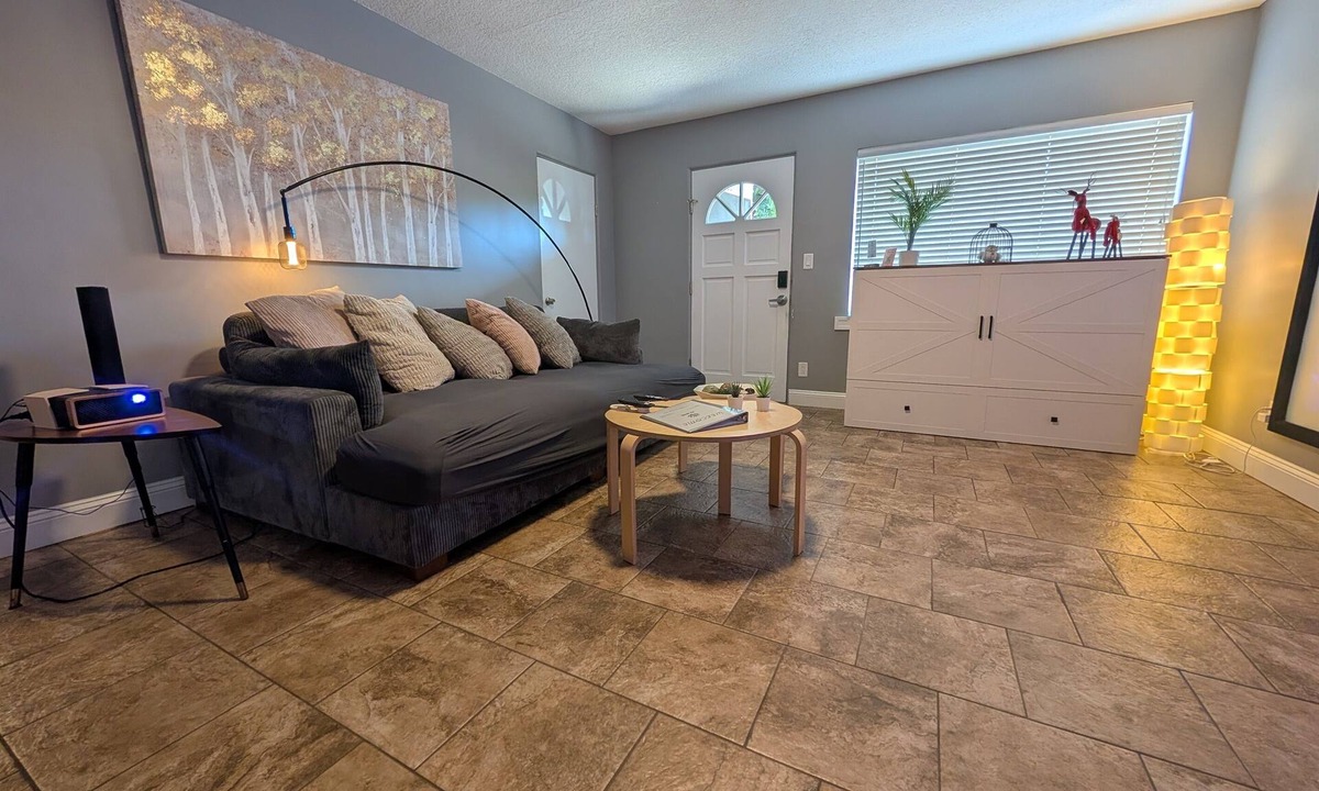 Jacksonville House | Cozy Duplex w/Projector, Pool Table & Workspace