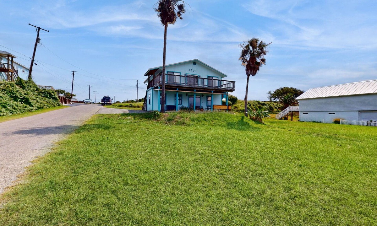 Ingleside on the Bay House | Cozy duplex with beach access, bikes, patio with bay views