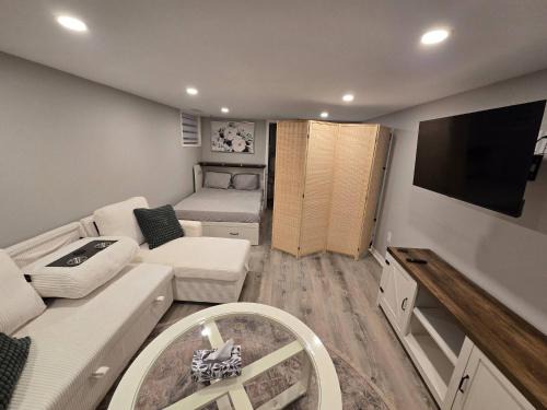 Belleville Apartment | Cozy East Hill 2026